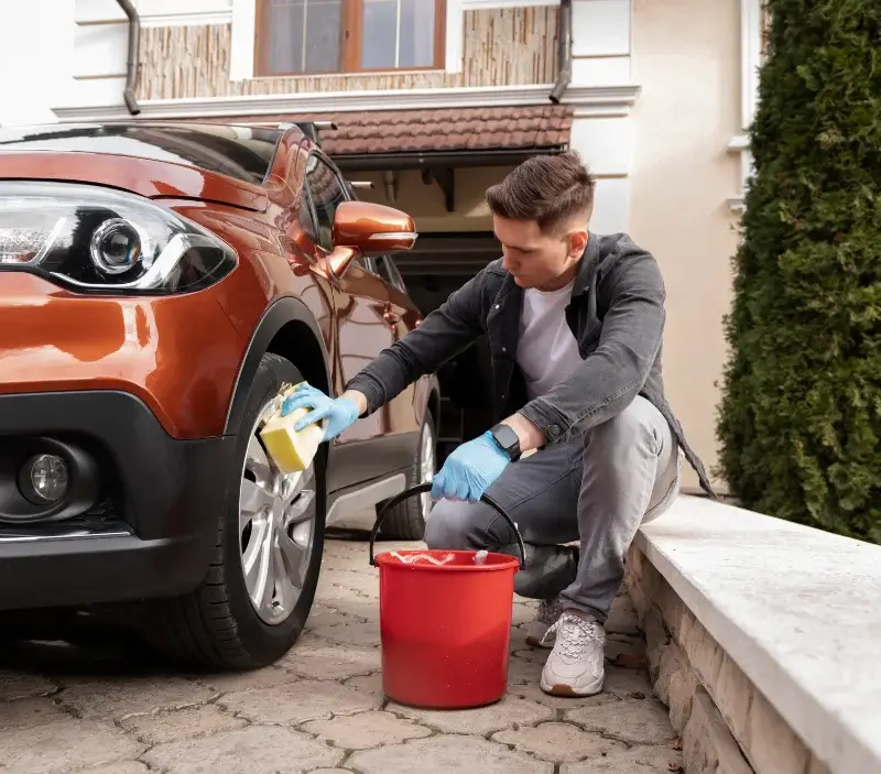 Lavage auto à domicile Marly-la-Ville : professionnel intervenant sur un véhicule